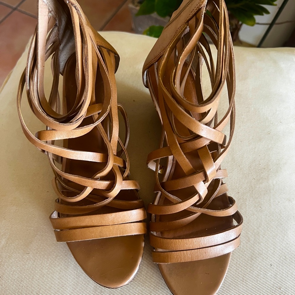 Hinge HGNETA-LEA caged sandals.